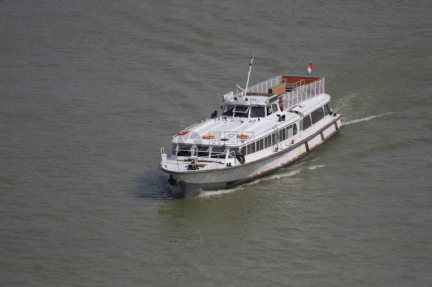 船在多瑙河上的水风景图片