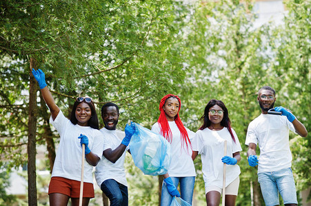 一群快乐的非洲志愿者在公园里有垃圾袋清洁区非洲志愿服务慈善图片