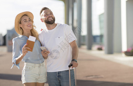 浪漫夫妇抵达机场观望户外自图片