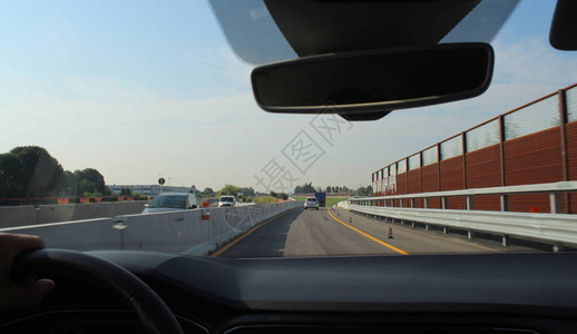 夏季与公路建设一起在高速公路上驾驶你的汽车图片