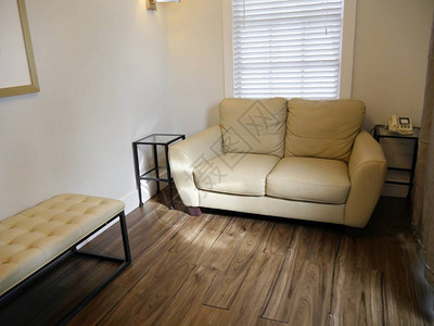有木地板和米色沙发的客厅图片