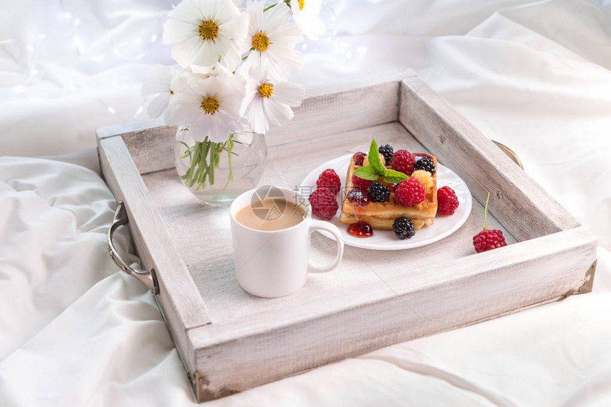 早上在床上为心爱的人吃早餐图片