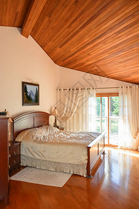 漂亮的卧室有木天花板和太阳光图片
