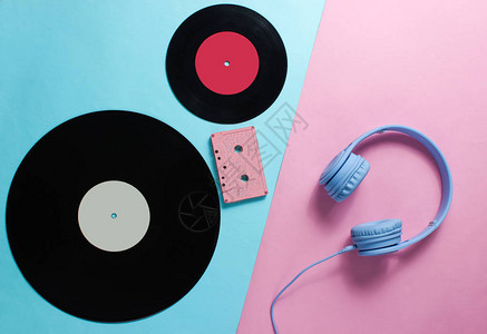 耳机音频磁带lp记录在粉红色蓝底背景上retro文化创用平面图片