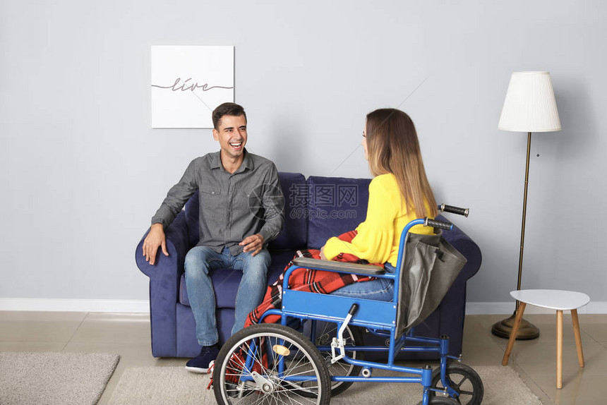坐在轮椅的残疾青年妇女及其丈图片