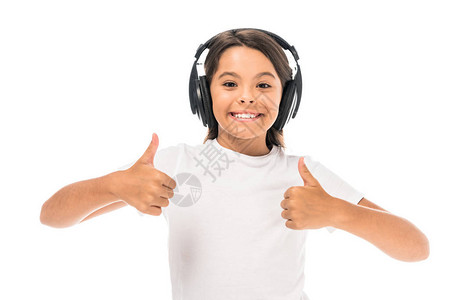 快乐的孩子在耳机里听音乐在白的图片