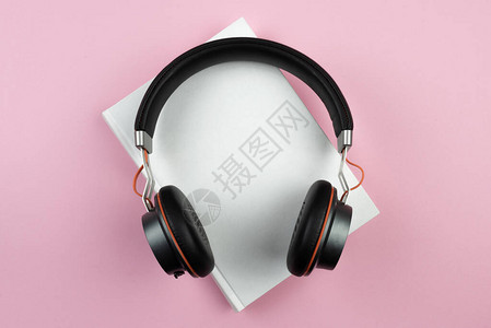 声音书概念粉红桌面硬封面书上音响耳背景图片