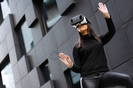 女人戴着虚拟现实技术眼镜和黑色衣服图片