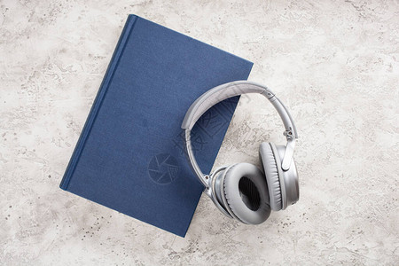 有声读物概念现代无线耳机和书图片