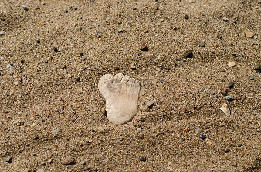 近距离拍摄一个沙河海滩假脚印由图片