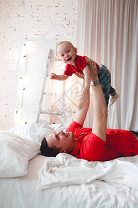 父亲和男婴在房间的床上图片