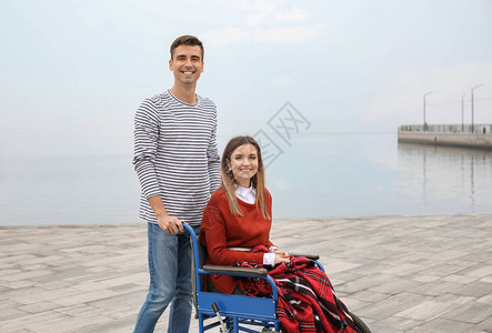 坐在轮椅上的残疾青年妇女及其图片