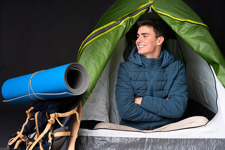 在一个露营的绿色帐篷里图片