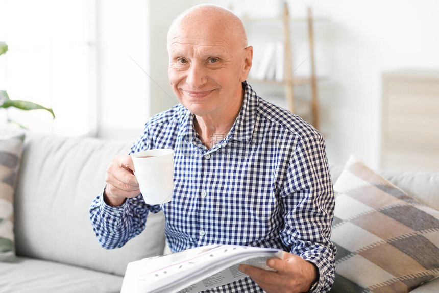 老年男子在家阅读报图片