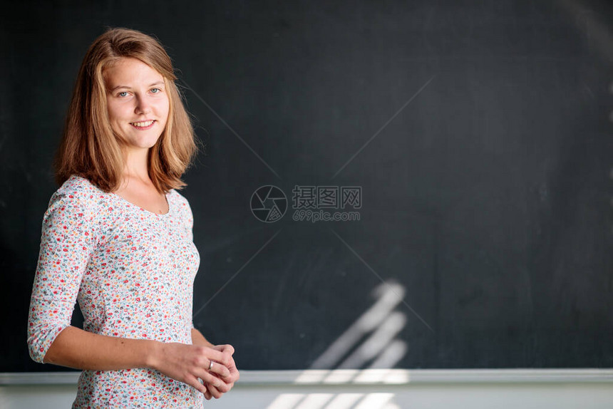 美丽的年轻女学生年轻的茶叶手在上课图片