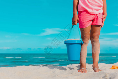 小女孩在沙滩度假玩沙子孩图片