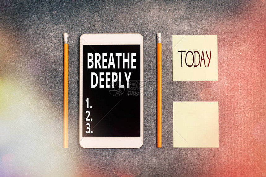 手写文字书写深呼吸将大量空气吸入肺部的概念照片完全吸气呼纸附件与数字智能手机排列图片
