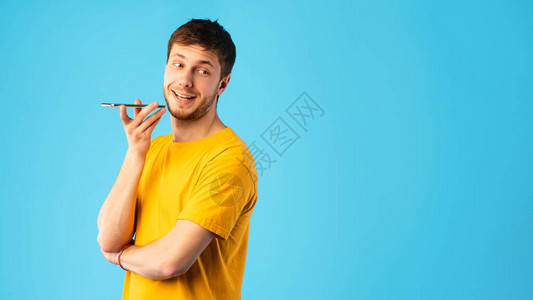 男人在嘴边拿着智能电话打电话的肖像图片