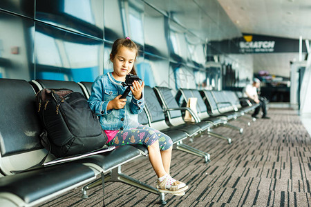机场乘客候诊室的托德勒微笑女孩Tadle图片