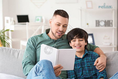 父亲和小儿子在家看书图片