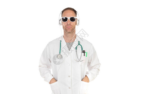 有太阳眼镜的帅美医生听音乐用耳机用耳机在白色图片