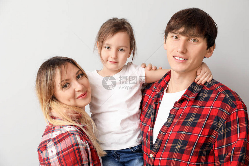 浅色背景下幸福家庭的肖像图片