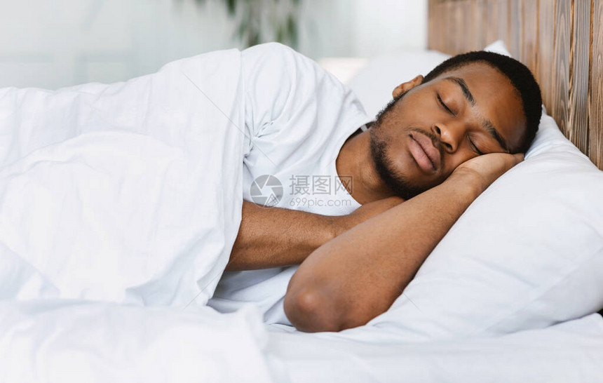 睡着的非洲裔美国人在家里舒适的床上安静地睡觉图片
