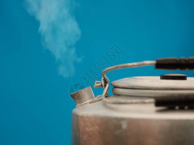 从水壶里冒出的蒸汽里面有热水图片