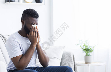 年青的非洲美国人清洁鼻涕的年轻病人图片