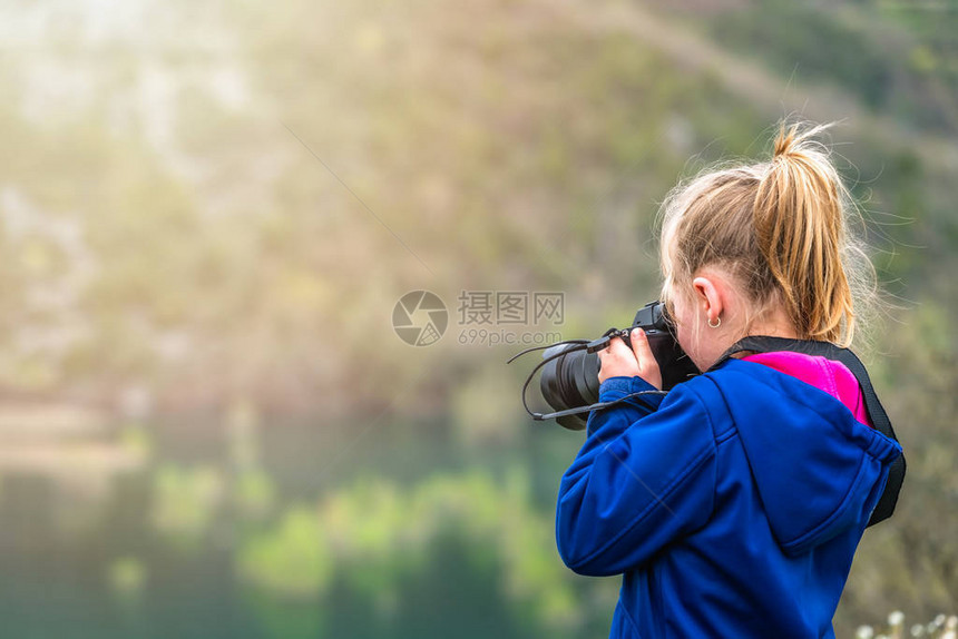 可爱的白人小女孩在公园户外拍摄野生物的照片图片