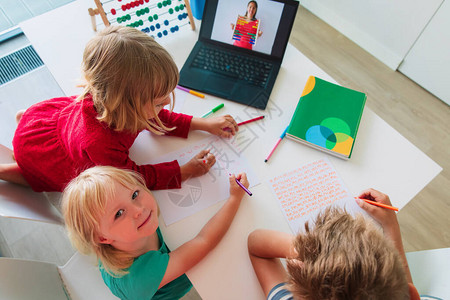 儿童在家学习家庭有在线数学课程远图片