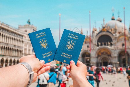 手持乌克兰生物特征护照旅行概念行动自由图片