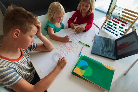儿童在家家庭有在线数学课程远背景图片