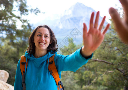 一个背着包的女人给朋友五块钱背景图片