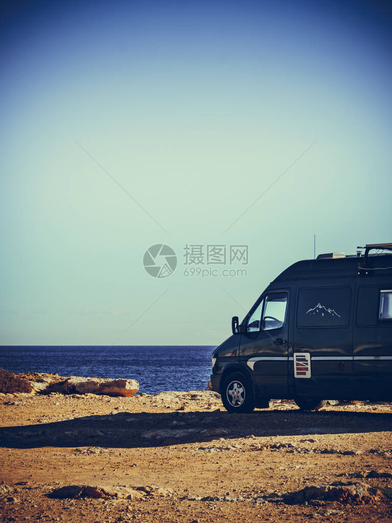 西班牙南部的地中海沿岸在海边露营假图片