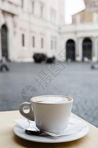 在意大利罗马咖啡厅户外露天台的桌子上图片