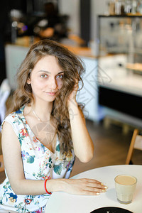 年轻女子在咖啡馆喝咖啡休息图片