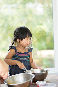亚洲小女孩在厨房做饭图片