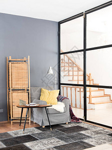 现代装饰室灰色扶手椅和桌子图片