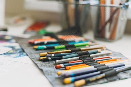 用彩色铅笔制造铅笔箱关闭艺术家工具选择焦点背图片