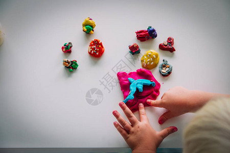 儿童玩粘土模形手工艺图片