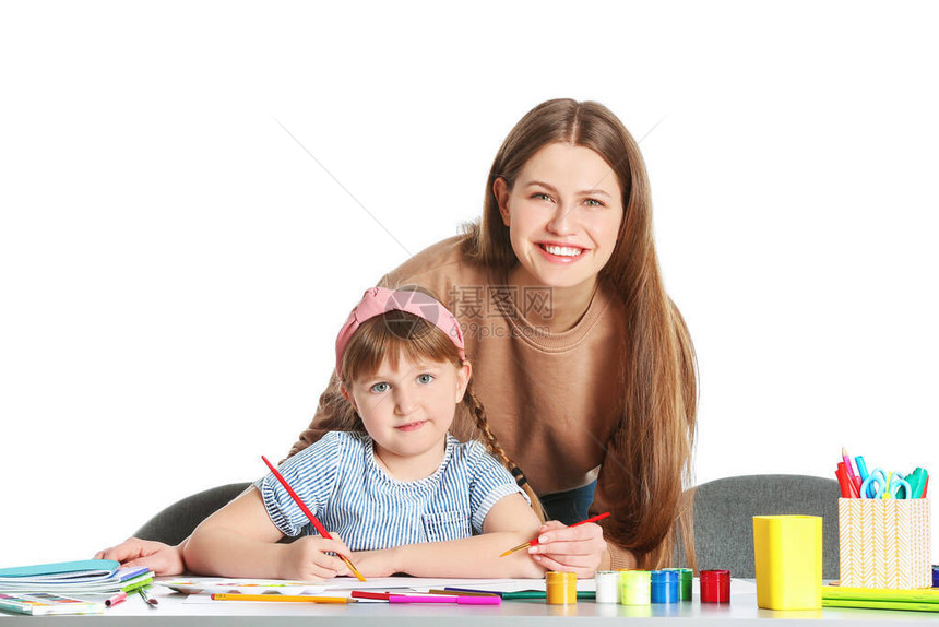 绘画教师给白背景的小女孩上私人艺术课图片
