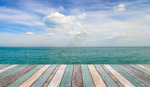 木桌面与自然风景热带海滩和蓝天图片