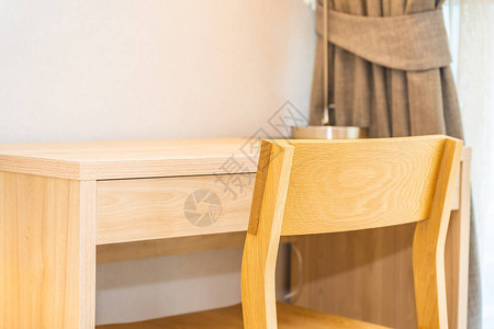 房间的木桌和椅子装饰内部图片