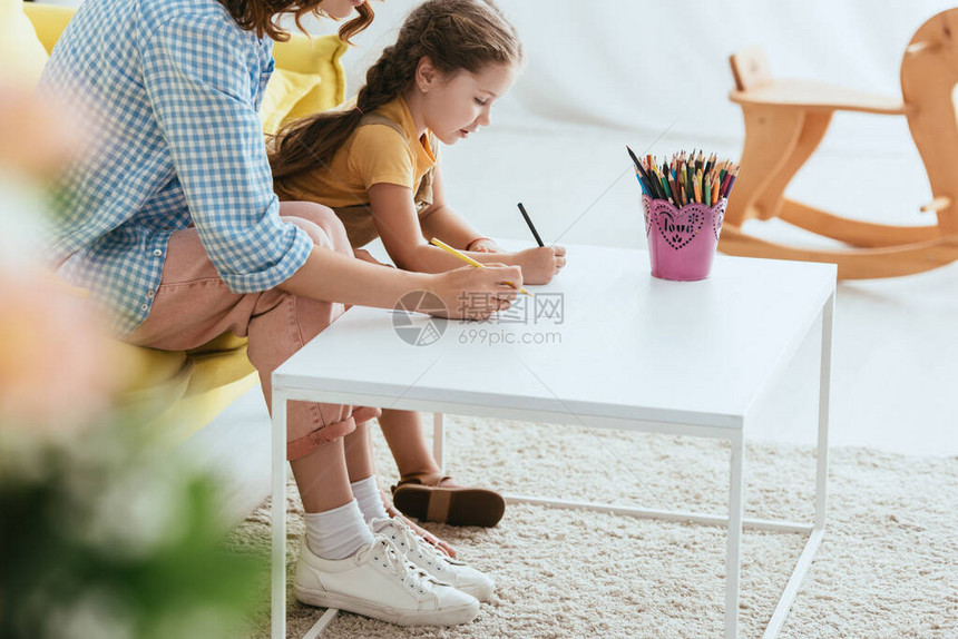 带铅笔的保姆和儿童绘画有选择图片