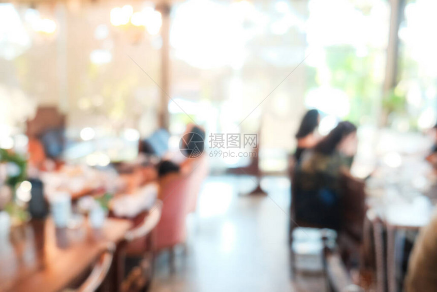 人们在艺术咖啡店餐厅的理念中聊天的背景模糊不图片