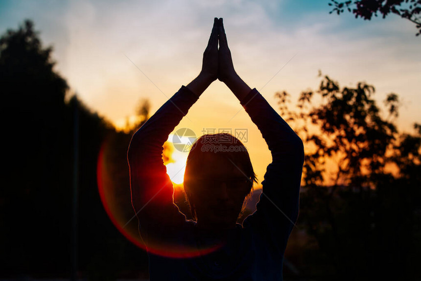 日落冥想室外做瑜伽的年图片