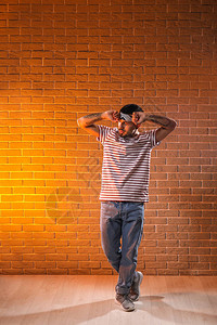 男嘻哈舞者在演播室图片