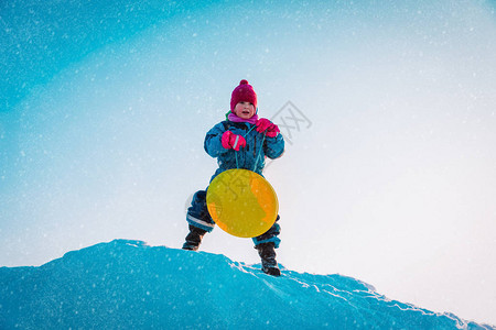 快乐的小女孩准备雪滑冬季儿童活动请看下雪和图片