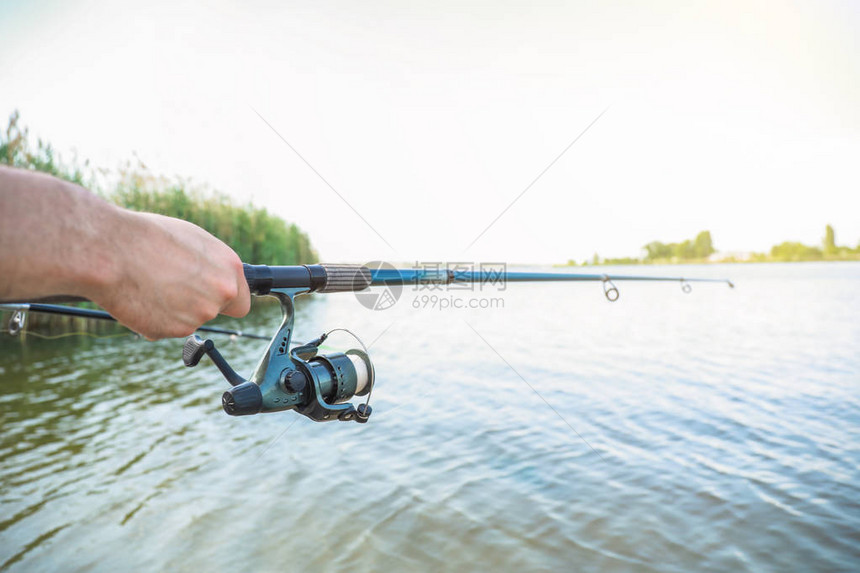 在河边钓鱼的年轻人图片